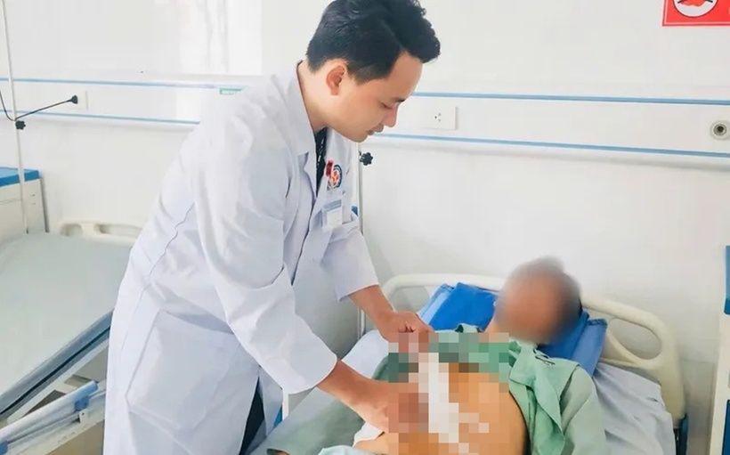 Bác sĩ tiến hành thăm khám cho bệnh nhân. Ảnh: VTV