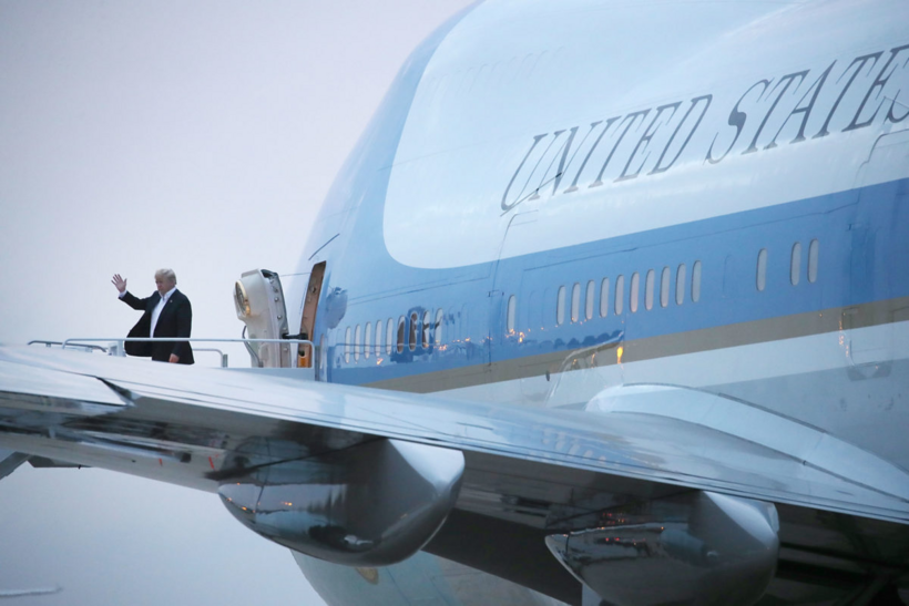Tổng thống Donald Trump bước xuống chiếc Không lực Một tại Căn cứ quân sự Andrews. Ảnh tư liệu: Getty Images