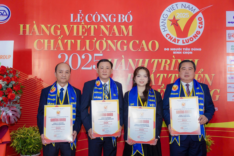 Đại diện của Tập đoàn Tân Á Đại Thành và HUD Kiên Giang nhận chứng nhận Hàng Việt Nam chất lượng cao 2025