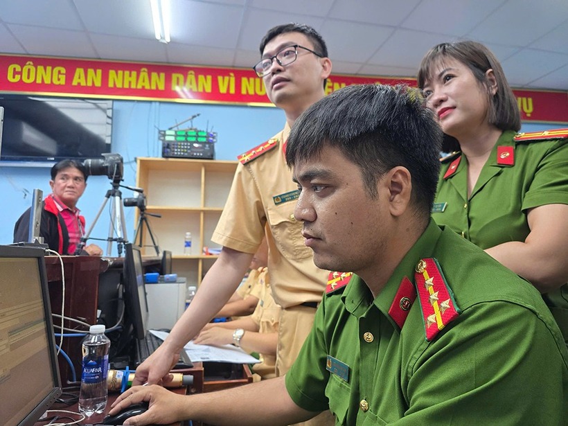 Công an xã, phường đang thực hiện nhiều thủ tục công và dần triển khai để người dân tiến hành trên môi trường điện tử. (Ảnh: VietnamNet)