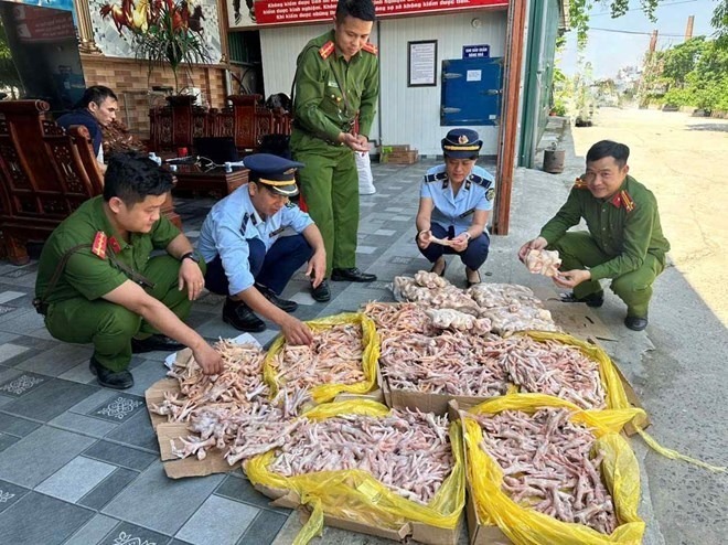 Phát hiện hơn 470kg chân gà, đuôi lợn không rõ nguồn gốc ở Nghệ An. Ảnh: Báo Lao động