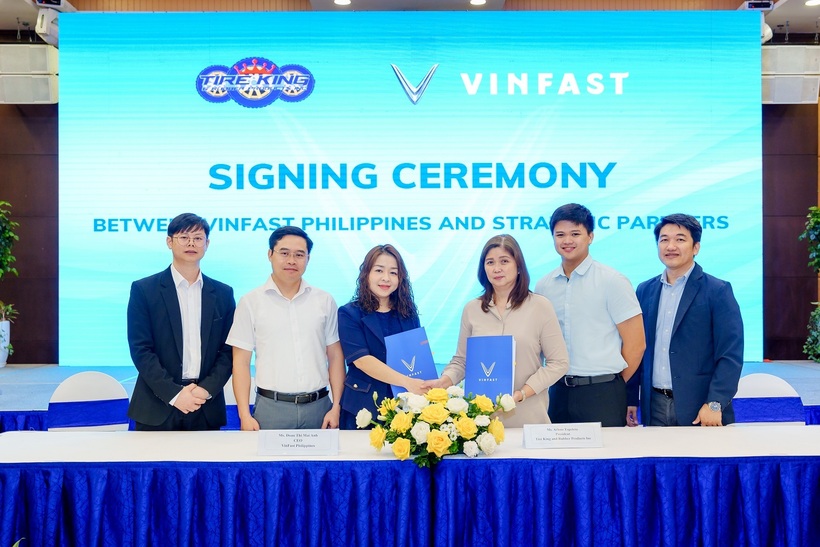 Đại diện VinFast và Tire King and Rubber Products tại buổi lễ ký kết.