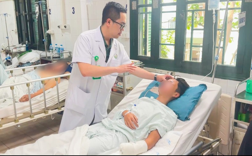 Hiện em T đã qua giai đoạn nguy kịch, tiếp tục được chăm sóc hậu phẫu, tập phục hồi chức năng. Ảnh: BVCC.