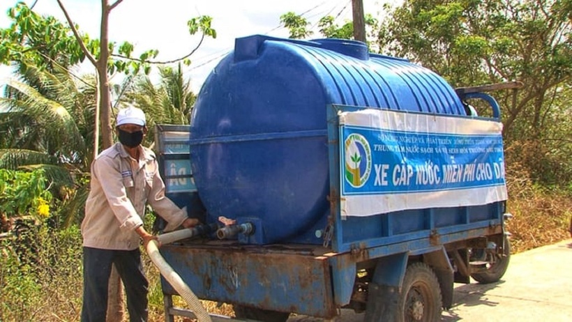 Nhiều địa phương phải điều động phương tiện vận chuyển nước cấp cho khu vực bị thiếu hụt (Nguồn: Báo Nông nghiệp và Môi trường)