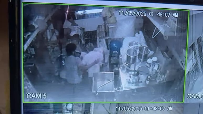 Một người đàn ông đã bị con trai mình sát hại tại một nhà máy kem. Ảnh cắt từ video camera an ninh/NDTV