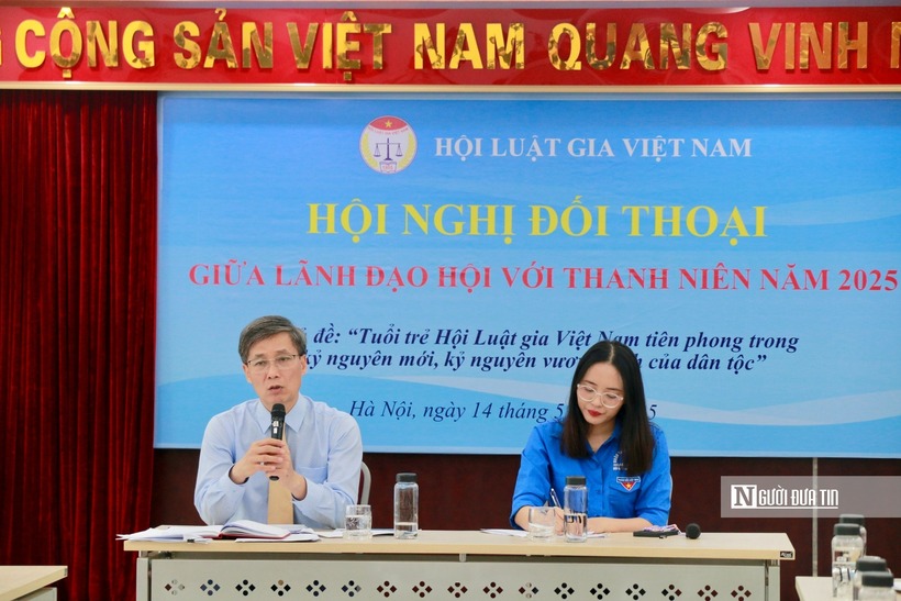 Chủ tịch Hội Luật gia Việt Nam Nguyễn Khánh Ngọc trao đổi nhiều vấn đề với đoàn viên thanh niên.