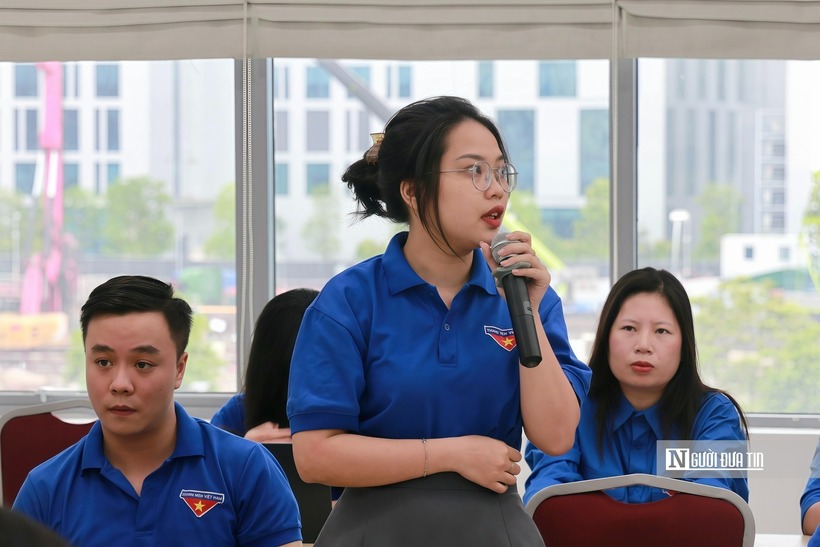 Các đoàn viên thanh niên trao đổi tại buổi đối thoại.