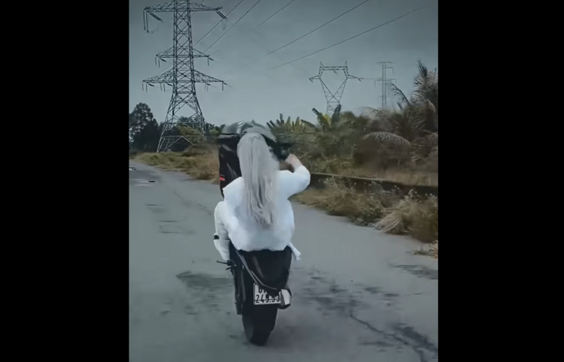 Đoạn clip ghi lại cảnh "biểu diễn" của người đàn ông trên đoạn đường vắng nhưng dư luận rất bức xúc bởi phương tiện có thể gây nguy hiểm cho người khác. Ảnh cắt từ clip