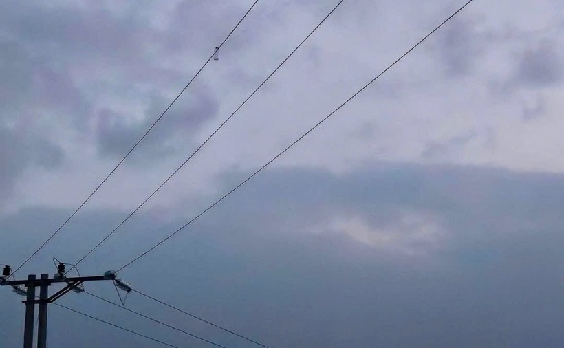 Dây diều mắc trên dây điện tại hiện trường sự việc. (Ảnh: VNE)