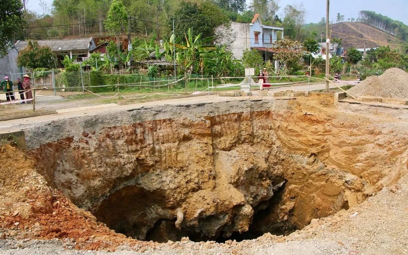 Một "hố tử thần” xuất hiện tại quốc lộ 3B đoạn qua xã Kim Lư, huyện Na Rì (tỉnh Bắc Kạn). Ảnh: Thời báo VTV