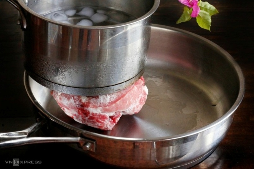 Thời gian cần thiết để rã đông tùy thuộc vào kích thước và độ dày của miếng thịt. Ảnh minh họa: VnExpress