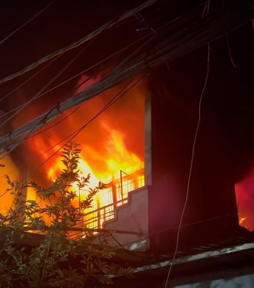 Ngọn lửa ngùn ngụt tại cơ sở sản xuất và kho chứa nến. (Ảnh: Dân Việt)