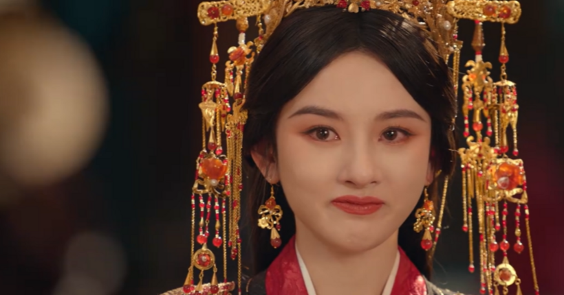 Kiều Man (Tống Tổ Nhi) mắt đỏ hoe nhìn mẹ trước lúc về nhà chồng.