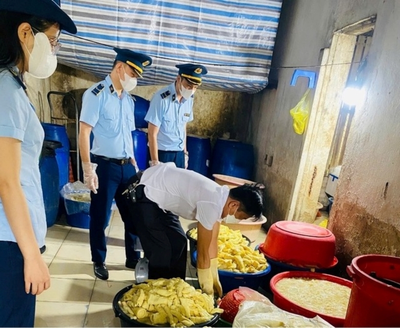 Tại thời điểm kiểm tra, đại diện chủ cơ sở không xuất trình được hóa đơn, chứng từ chứng minh nguồn gốc, xuất xứ của số măng tươi. Ảnh: Sức Khỏe & Đời Sống