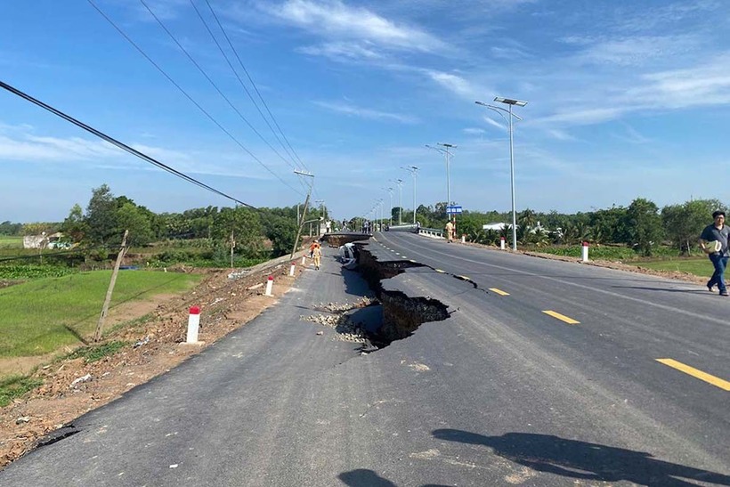 Hiện trường vụ sụt lún khiến ô tô và xe máy rơi xuống hố ở Tây Ninh