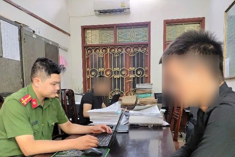 Công an lấy lời khai nạn nhân bị lừa đưa sang nước ngoài tham gia tổ chức lừa đảo xuyên quốc gia. Ảnh : Dân Trí