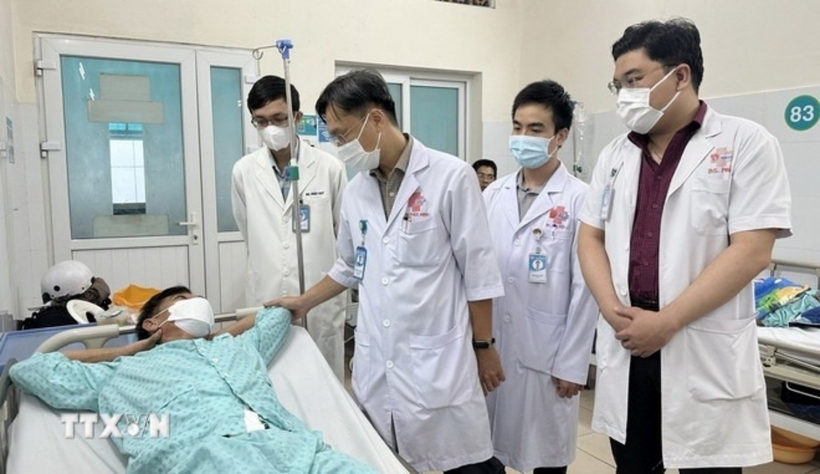 Bác sĩ thăm khám cho bệnh nhân sau ca phẫu thuật. Ảnh: TTXVN