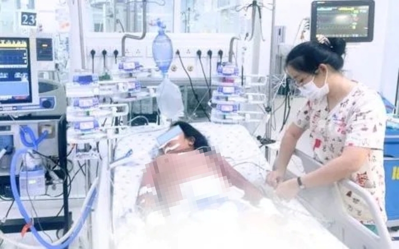 Các bác sĩ xác định bệnh nhi bị sốc sốt xuất huyết nặng độ 3, biến chứng suy hô hấp, rối loạn đông máu, xuất huyết tiêu hóa, tổn thương gan trên nền cơ địa béo phì. Ảnh: Thời báo VTV