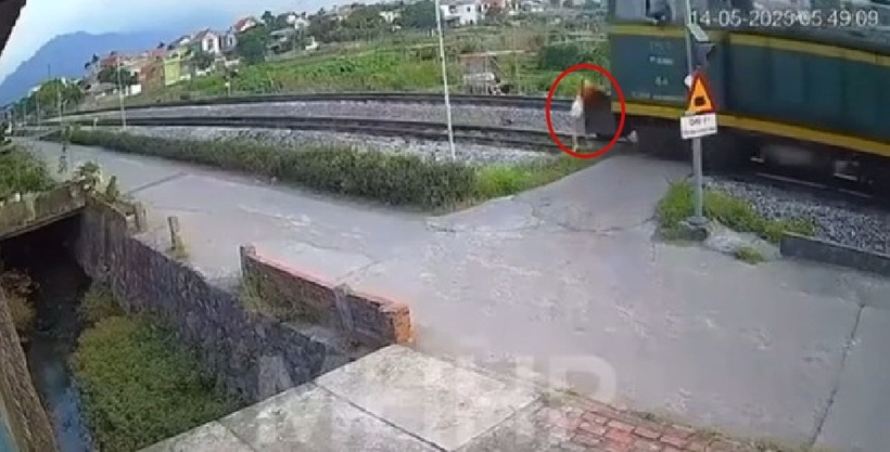 Vụ va chạm khiến người phụ nữ bị đâm hất văng sang bên đường. Ảnh: Báo Đại đoàn kết.