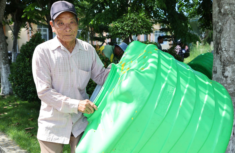 Người dân xã Nam Thái vui mừng khi nhận được bồn nước từ nhà tài trợ