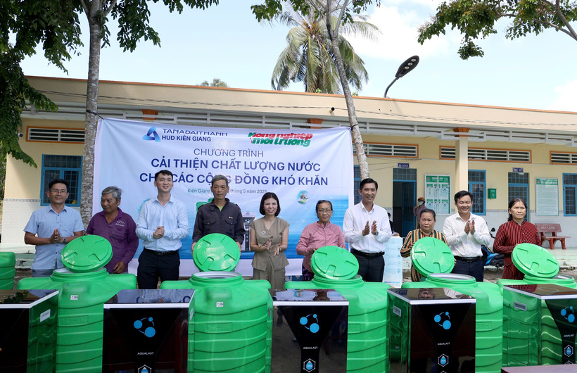 Đại diện Tập đoàn Tân Á Đại Thành, báo Nông nghiệp và Môi trường trao tặng bồn nước cho người dân xã Nam Thái, huyện An Biên, tỉnh Kiên Giang