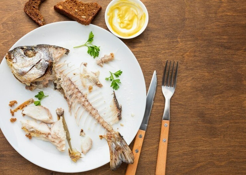 Khi ăn cá hầu hết mọi người đều vứt xương đi, bởi chúng có thể gây hóc cực kỳ nguy hiểm.