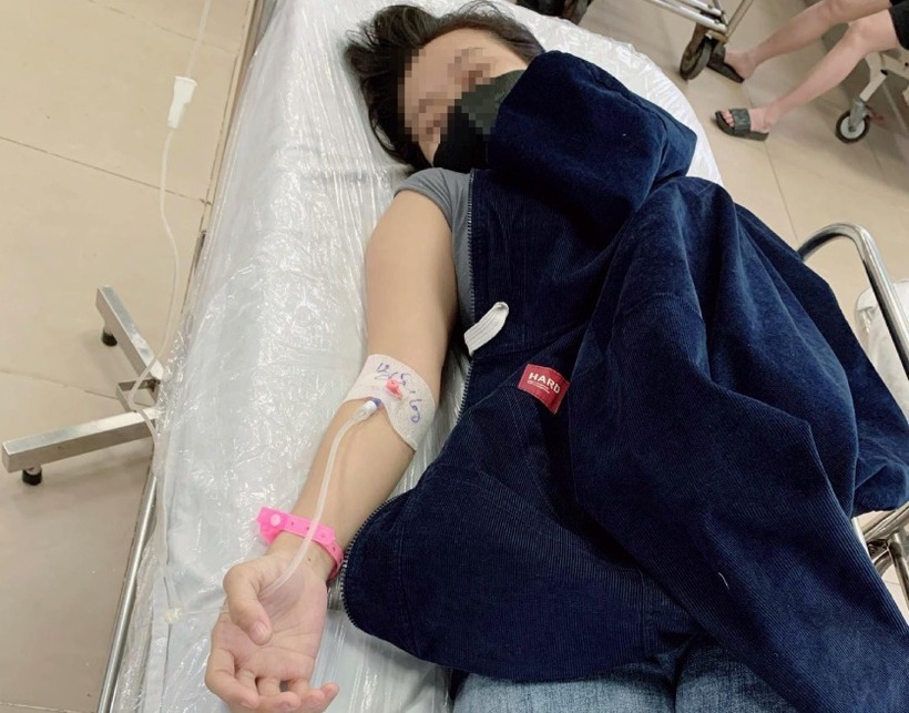 H. được đưa đi cấp cứu. Ảnh: VietNamNet.