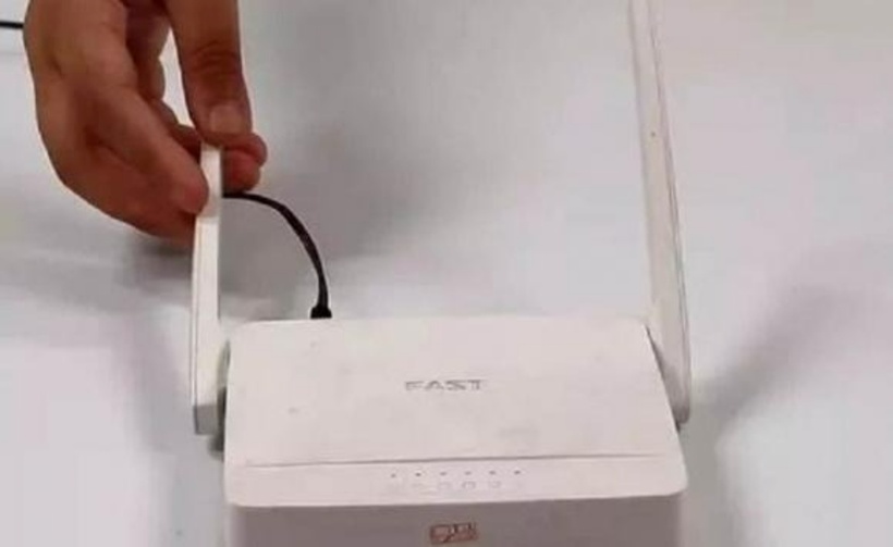 Chỉ cần đặt một tờ giấy lên bộ định tuyến, tín hiệu không dây tại nhà sẽ tăng gấp đôi ngay lập tức. Ảnh minh họa.