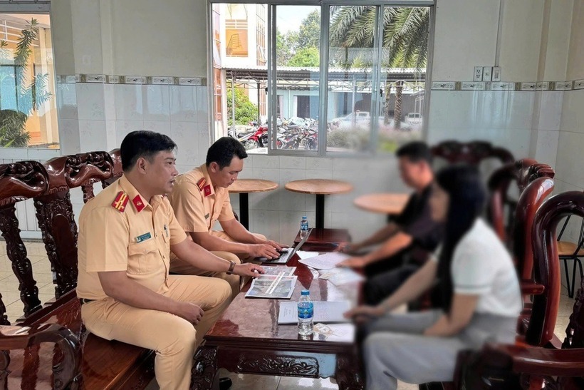 Vợ chồng bà L. làm việc với Phòng Cảnh sát giao thông Công an tỉnh Đồng Tháp. Ảnh: Dân trí