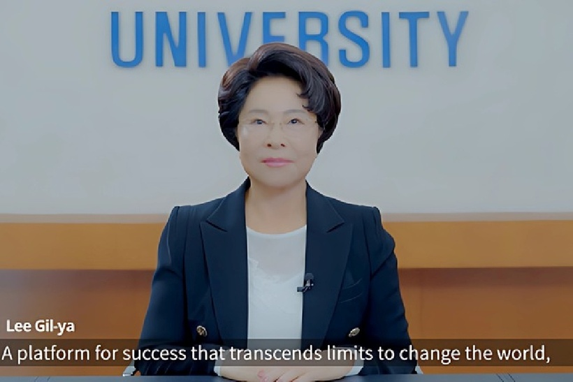 Trong video, bà Lee ngồi thẳng người khi phát biểu trước sinh viên và người xem. Ảnh: Gachon University.