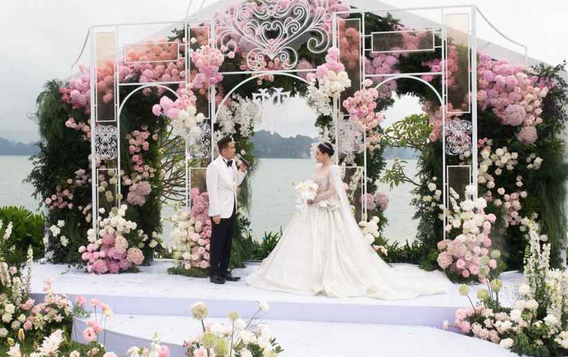 Cô dâu Hồ Quỳnh Hương và chú rể Hoàng Công Thành trong lễ cưới.