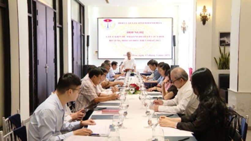 Kết quả góp ý Dự thảo Nghị quyết sửa đổi Hiến pháp 2013 sẽ gửi về Hội Luật gia Việt Nam trước ngày 25/5/2025. (Hình ảnh Hội Luật gia tỉnh Khánh Hòa tổ chức hội nghị đóng góp ý kiến).