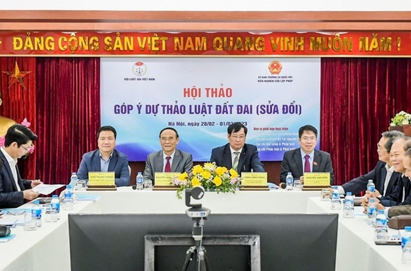 Tham gia xây dựng chính sách pháp luật là một trong những thế mạnh, công tác thường xuyên của Hội Luật gia Việt Nam. (Hình ảnh Hội Luật gia Việt Nam chủ trì Hội thảo sửa đổi Luật Đất đai).