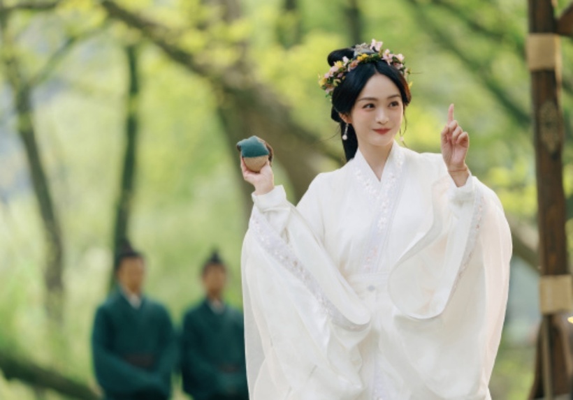 Hà Hoằng San vào vai chị gái của Kiều Man (Tống Tổ Nhi) trong phim Khom Lưng.