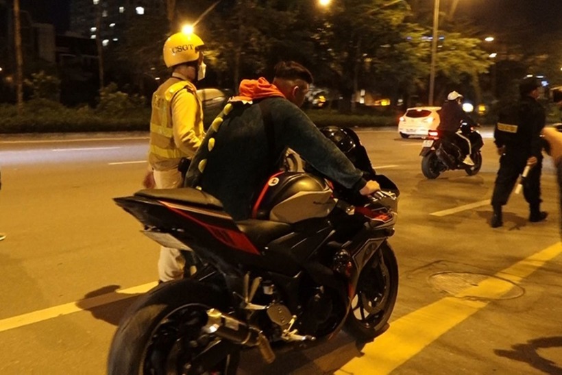 Hành vi nẹt pô xe máy để gây chú ý không chỉ khiến người xung quanh khó chịu mà còn bị phạt nặng. Ảnh minh họa