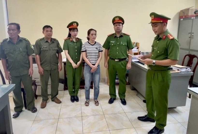 Cơ quan Cảnh sát điều tra tống đạt các Quyết định khởi tố đối với Dương Thị Hồng Thắm. Ảnh: Bảo vệ Pháp luật
