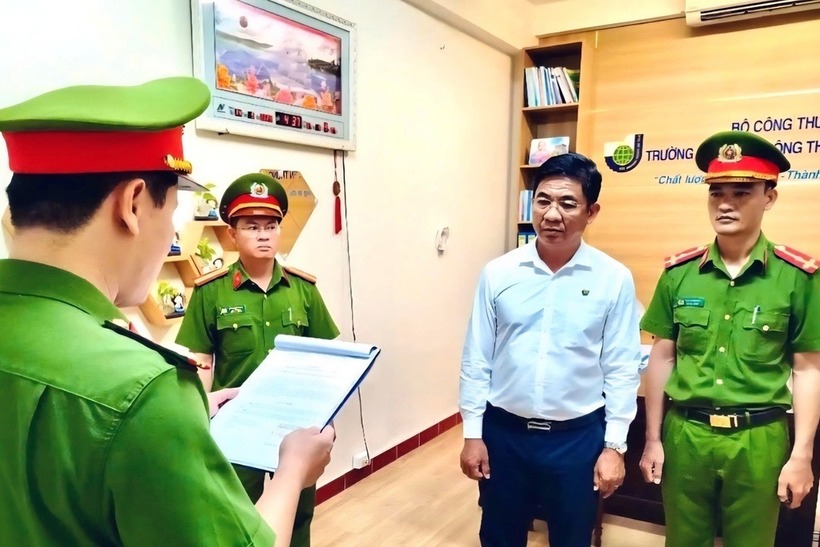 Công an công bố quyết định khởi tố bị can, lệnh bắt tạm giam đối với ông Trần Kim Quyên. Ảnh: Công an tỉnh Phú Yên
