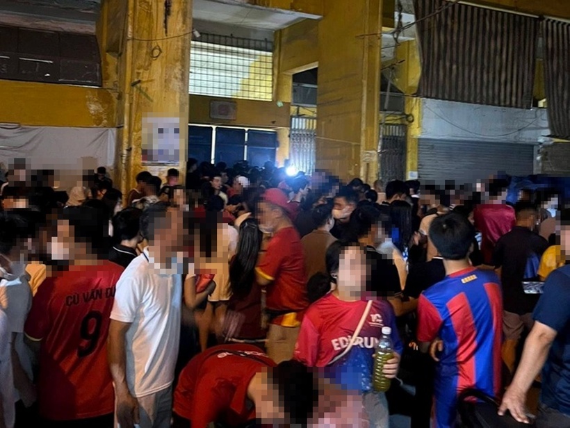 Nhiều CĐV thất vọng khi không thể vào sân Hàng Đẫy dù đã mua vé trước đó. Ảnh: Tuổi trẻ Online