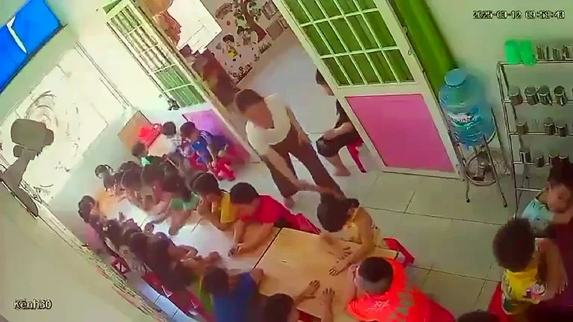 Hình ảnh cô giáo có hành vi đánh học sinh. Ảnh: PLO