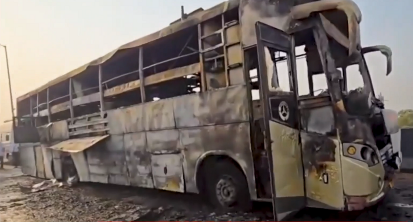 Chiếc xe buýt bị cháy trơ khung. Ảnh cắt từ clip