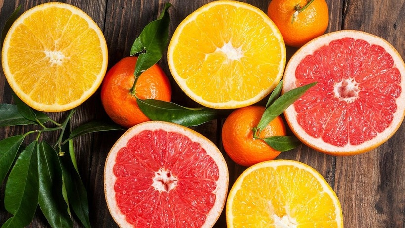 Các loại trái cây họ cam, quýt đều chứa rất nhiều vitamin, khoáng chất, hợp chất dinh dưỡng và các chất chống oxy hóa, cần thiết và hỗ trợ cải thiện chức năng gan. Hơn nữa, các chất chống oxy hóa trong cam, quýt còn giúp thổi bay đi kí sinh trùng trong gan, đào thải các độc tố trong gan rất tốt.
