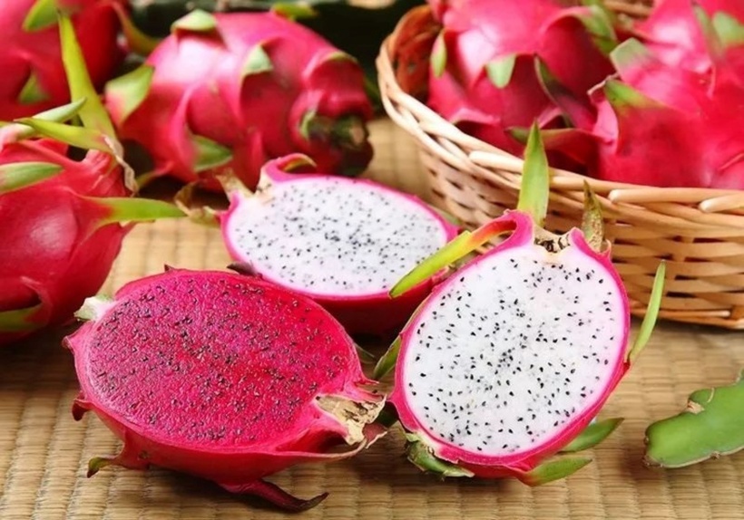 Thanh long chứa nhiều chất chống oxy hóa như vitamin C, E, betacyanin và polyphenol. Loại quả này có chỉ số đường huyết trung bình, giàu chất xơ phù hợp cho người có nguy cơ hoặc đang mắc bệnh gan nhiễm mỡ do rối loạn đường huyết.
