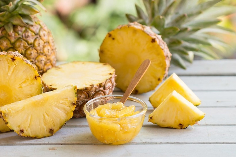 Dứa tốt cho gan nhờ hàm lượng lớn bromelain - enzyme tiêu hóa tự nhiên có tác dụng giảm viêm, hỗ trợ chức năng gan. Ăn dứa thường xuyên tốt cho người bị gan nhiễm mỡ, xơ gan, viêm gan...