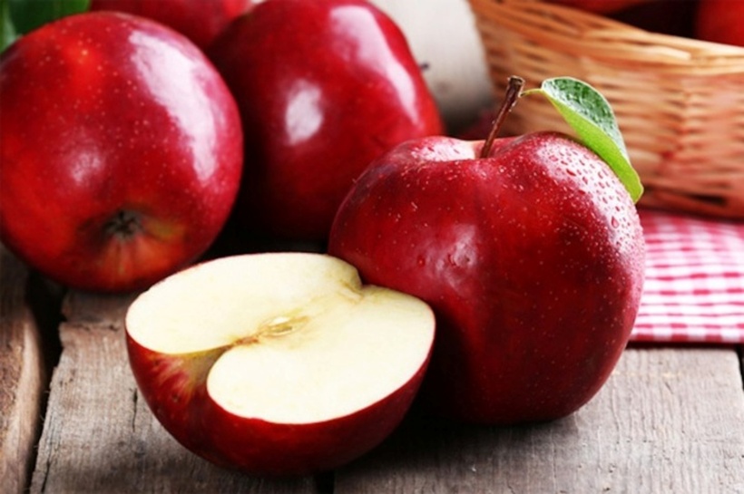 Táo chứa nhiều pectin, một chất liên kết với các kim loại nặng trong cơ thể, đặc biệt là trong ruột kết, hỗ trợ quá trình bài tiết của chúng. Việc loại bỏ các kim loại nặng ra khỏi cơ thể làm giảm căng thẳng cho gan và giảm lượng giải độc cần thiết, từ đó giúp gan khỏe mạnh hơn. Nước ép táo có chứa axit malic giúp hòa tan sỏi mật. Ăn táo còn giúp loại bỏ các vi khuẩn đường ruột, viêm bàng quang, ngăn ngừa các bệnh về gan và da.