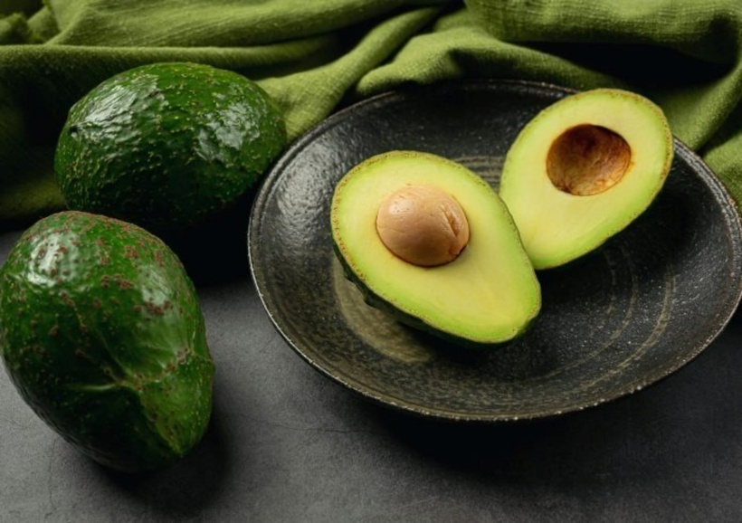 Bơ có chứa nhiều chất xơ, chất béo lành mạnh và các vitamin như vitamin B, vitamin C và vitamin E. Đây là những chất dinh dưỡng tốt cho sức khỏe gan. Bơ sản xuất một chất chống oxy hóa gọi là glutathione giúp tăng khả năng "làm sạch" của gan.