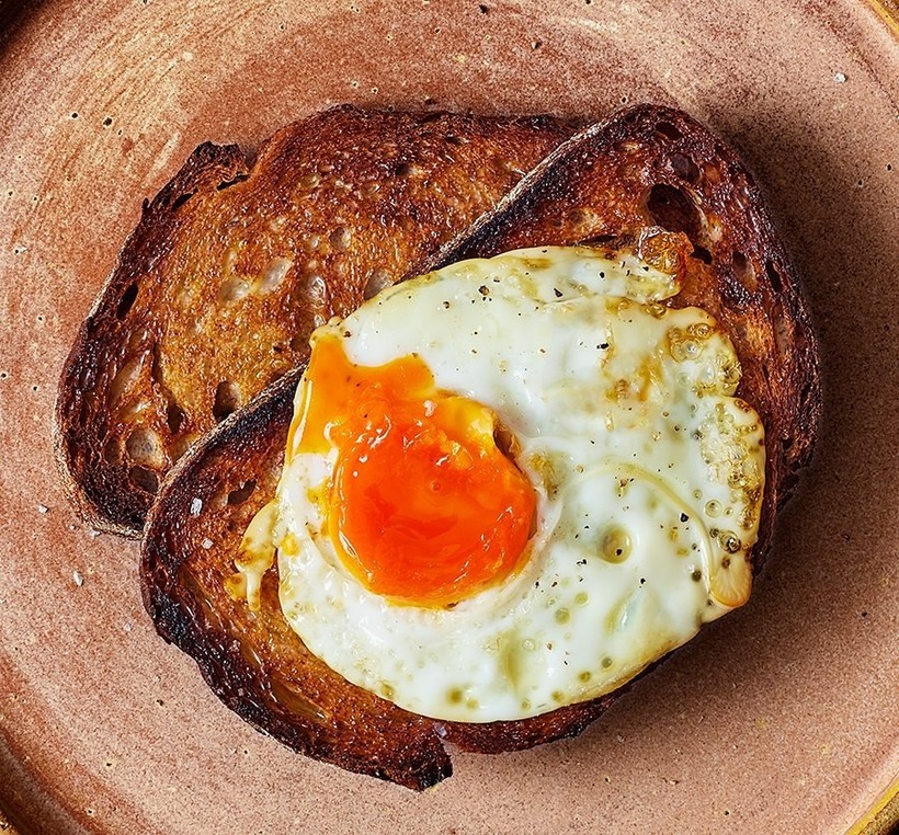 Trứng, đặc biệt là lòng đỏ, có chứa một lượng cholesterol khá cao.