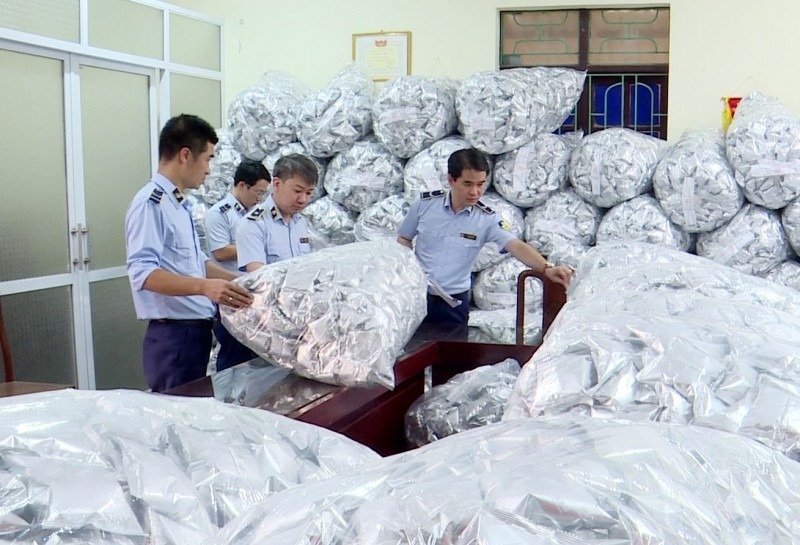 40.000 gói rong biển không rõ nguồn gốc. Ảnh: Báo Tiền phong.