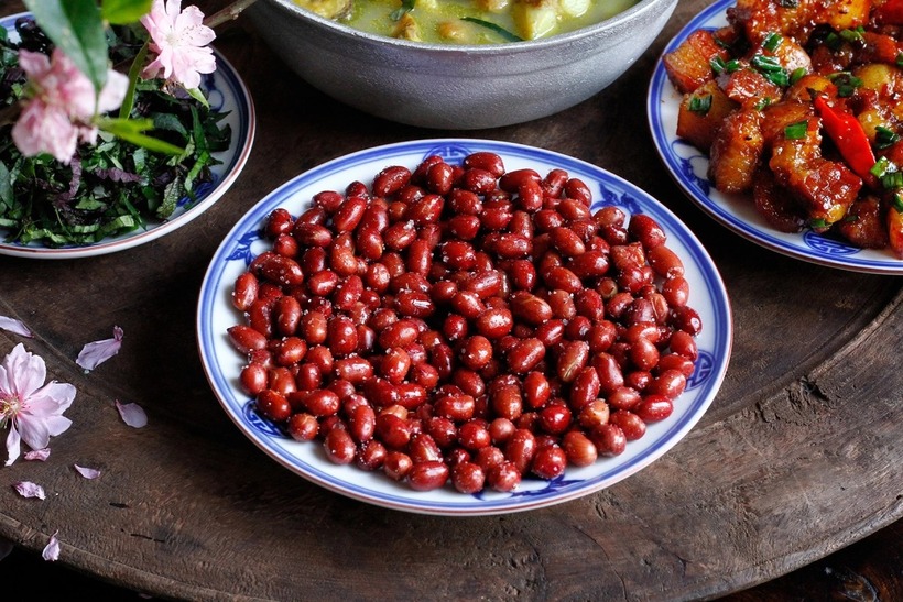 Lạc rang muối – món ăn vặt "quốc dân" giản dị mà đậm đà, gắn liền với ký ức của biết bao thế hệ người Việt.