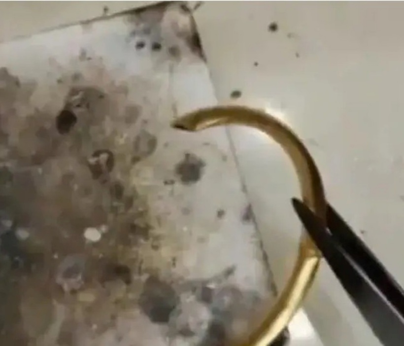 Chiếc lắc tay sau khi cắt ra và loại bỏ nước, trọng lượng của nó đã giảm đi 1,7gr so với ban đầu. Ảnh: Sohu