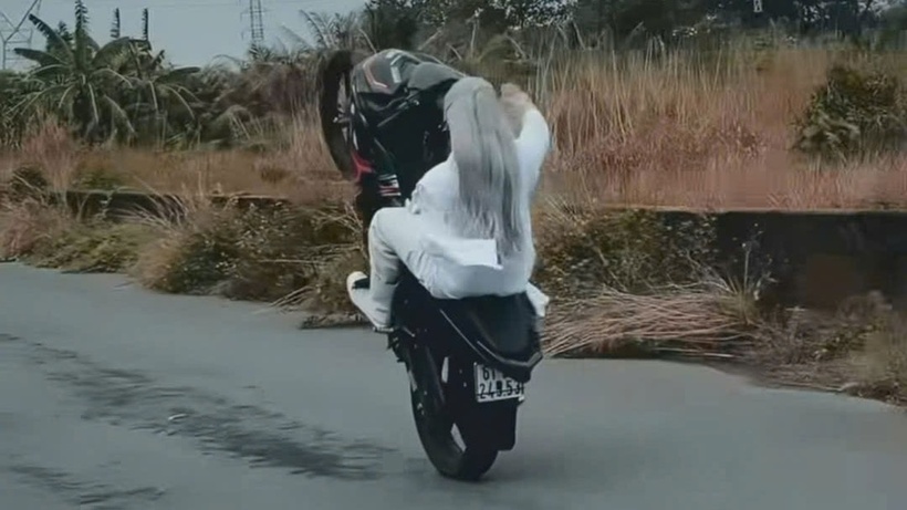 Dù đoạn clip ghi lại cảnh "biểu diễn" của người đàn ông trên đoạn đường vắng nhưng dư luận rất bức xúc vì phương tiện có thể gây nguy hiểm cho người khác. Ảnh: VOV.
